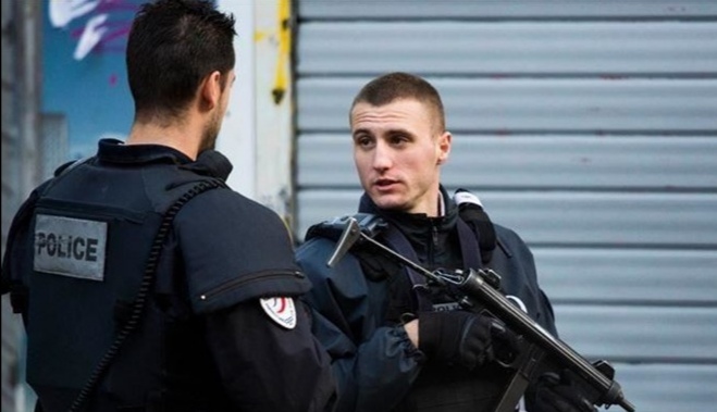 الشرطة الفرنسية تغلق شارعا في باريس بعد اصطدام سيارة بمقهى